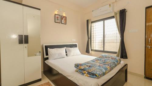 Postel nebo postele na pokoji v ubytování Family friendly 2BHK near Kharadi with Covered Parking