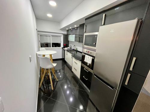 Kuchyň nebo kuchyňský kout v ubytování Cozy Apartment Almada