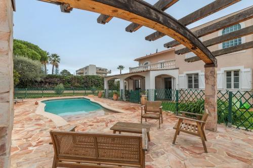 une terrasse avec bancs et une piscine dans l'établissement Villa REYOSAM, 6 chambres, Piscine & Hammam, à Saint-Laurent-du-Var