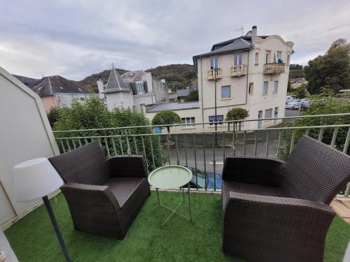 - un balcon avec deux chaises et une table dans l'établissement Charmant studio, à Bagnères-de-Bigorre