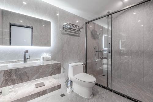 ein Badezimmer mit Toilette und Glasdusche in der Unterkunft T M L- Grand Villa 6 Bedroom 8 Bathroom in Ban Bung