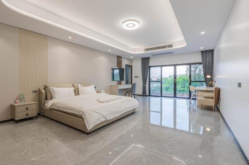 ein Schlafzimmer mit einem großen Bett und einem Schreibtisch sowie ein Zimmer in der Unterkunft T M L- Grand Villa 6 Bedroom 8 Bathroom in Ban Bung