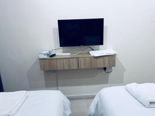 TV a/nebo společenská místnost v ubytování Landtech Vacation Homes - Baniyas Square