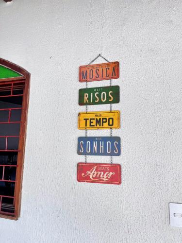 a sign on a wall with different street signs at Casa na Praia do Morro Grande e Muito Arejada in Guarapari