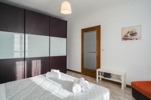 a bedroom with two beds with white towels on them at Cremeno Adventure Base in Cremeno