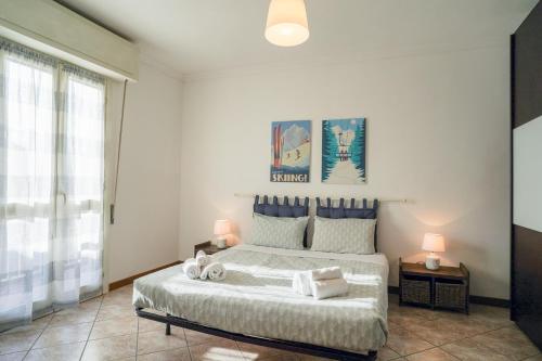 a bedroom with a bed with two towels on it at Cremeno Adventure Base in Cremeno