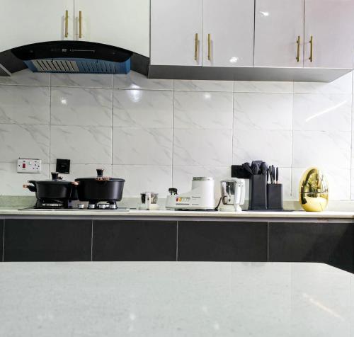 Dapur atau dapur kecil di 4 bed duplex in prime location