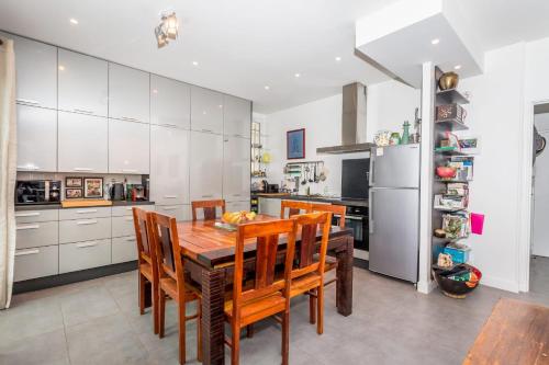 - une cuisine avec une table et des chaises en bois dans l'établissement Appartement City Garden - Welkeys, à Biarritz