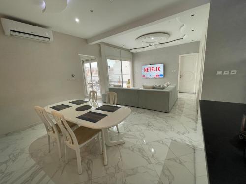 Uma TV ou centro de entretenimento em Luxe appartement villa Grand terrasse