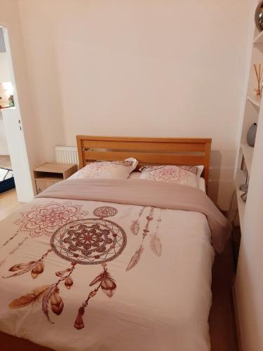 - une chambre avec un lit et une table dans l'établissement Lyon Centre Warm apartment full of charm, à Lyon