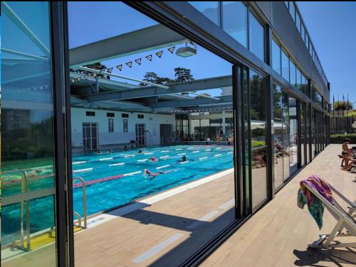 - une piscine avec des personnes à l'eau dans l'établissement Superbe studio pour congrés au coeur de Cannes, à Cannes