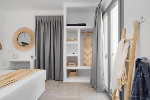 Ванная комната в Serenity Sunset Villa, Glinado Naxos, by NaxosVibe