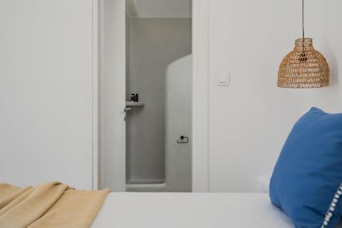 Кровать или кровати в номере Serenity Sunset Villa, Glinado Naxos, by NaxosVibe