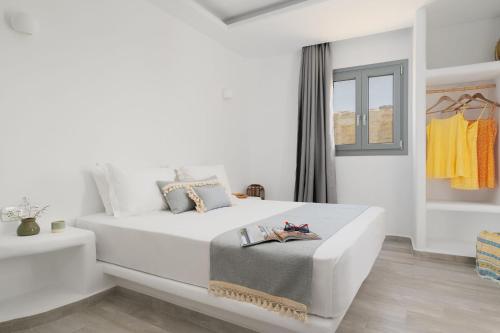 Кровать или кровати в номере Serenity Sunset Villa, Glinado Naxos, by NaxosVibe