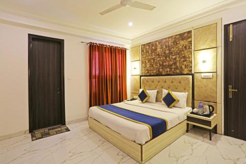 a bedroom with a large bed in a room at HOTEL SHYAM INTERNATIONAL - NEAR TERMINAL 3 DELHI AIRPORT WITH - Free AIRPORT PICKUP in New Delhi