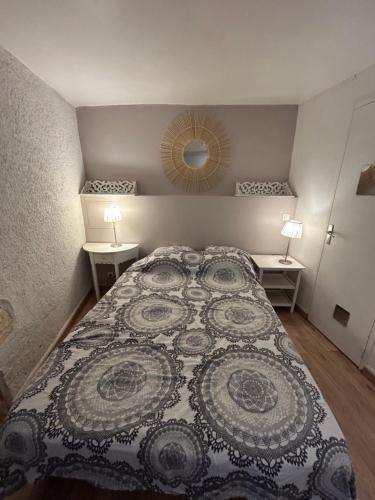 - une chambre avec un lit doté d'un couvre-lit à motifs dans l'établissement Apartment, wifi, city center, terrasse, à Montpellier