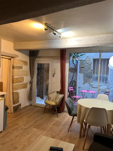 un salon avec une table et une salle à manger dans l'établissement Apartment, wifi, city center, terrasse, à Montpellier
