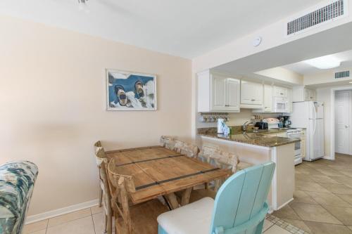 Η κουζίνα ή μικρή κουζίνα στο Surfside Shores 1501
