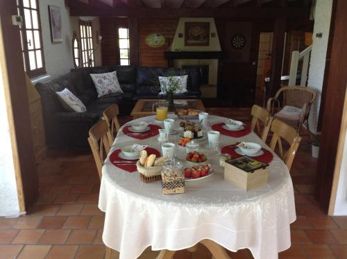- une table avec de la nourriture dans le salon dans l'établissement La Landaise propriété familiale, piscine chauffée, à Galgon
