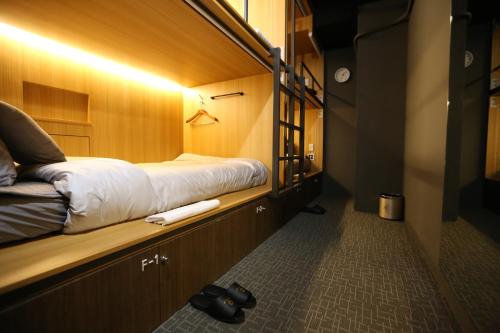 een kleine kamer met een bed op een trein bij Philstay Myeongdong Boutique Female in Seoul