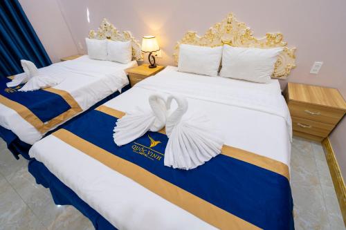 Ένα ή περισσότερα κρεβάτια σε δωμάτιο στο Quoc Vinh Hotel