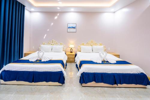 Ένα ή περισσότερα κρεβάτια σε δωμάτιο στο Quoc Vinh Hotel