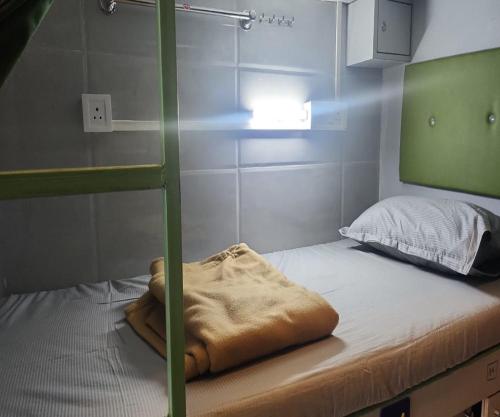 Postel nebo postele na pokoji v ubytování Fathima Dormitory Andheri East Subway