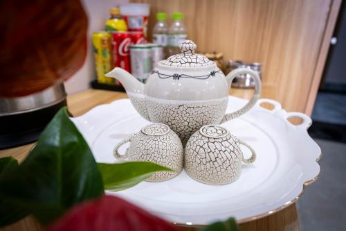 Příslušenství pro přípravu čaje a kávy v ubytování Quoc Vinh Hotel