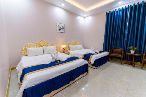 Ένα ή περισσότερα κρεβάτια σε δωμάτιο στο Quoc Vinh Hotel