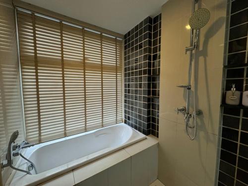 Koupelna v ubytování Patong rooftop Pool luxury Condo with Bathtub and sofa bed big balcony