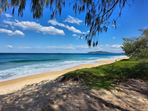 a sandy beach with the ocean in the background at Casa da Cris in Florianópolis