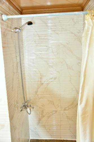eine Dusche mit Duschvorhang im Badezimmer in der Unterkunft Dive Inn Resort in Sharm El Sheikh