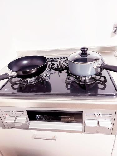 a pan sitting on top of a stove at 谷町線歩く5分 梅田駅まで8分 Wi-Fiあり 今年リフォーム済み in Osaka