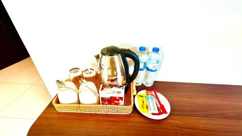 - Mesa con hervidor de agua, pan y bebidas en KS Residence Patong, en Patong Beach