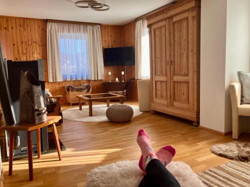 a person laying on the floor in a living room at Ferienhaus Freiraum in Niederwölz