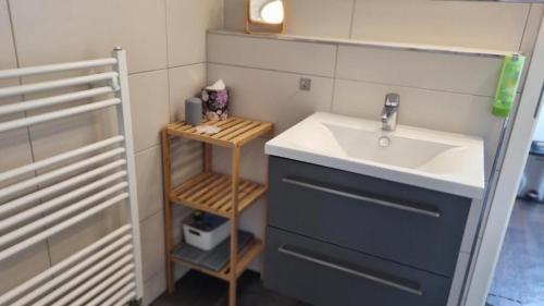 Фотография из галереи Exclusives Loft, Klimaanlage, privat Parkplatz, Netflix, Wallbox, DominosPizza в городе Фалькензе