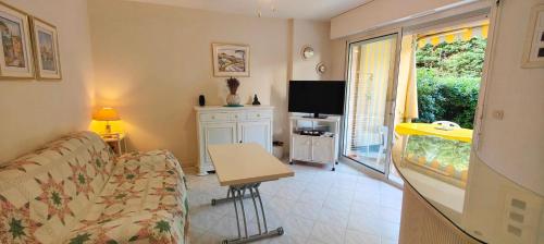 T2 150m from the beach