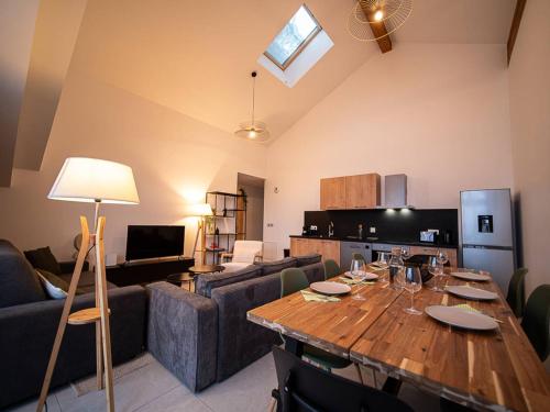 un salon avec une table en bois et un canapé dans l'établissement Moderne T4 à Valmorel, 7 pers., 3 ch., parking, casier à ski, linge inclus - FR-1-291-1020, à Valmorel
