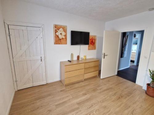 an empty living room with a tv and a door at Haus FayFay FerienMonteurApartment in Rüthen