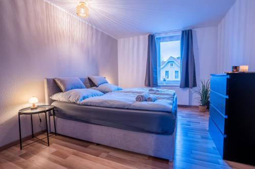 Postel nebo postele na pokoji v ubytování PrimeLoft Stadtblick - stilvoll & modern - Zentrum Braunlage - bis 5 Pers - mit Parkplatz