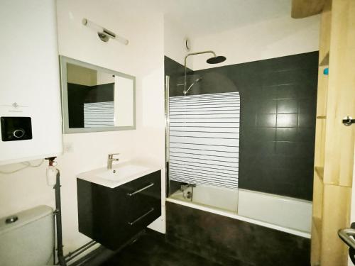 une salle de bain avec toilettes, lavabo et douche dans l'établissement Trés Jolie Appartment tout en bois, à Briançon