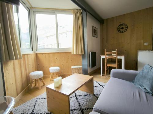 un salon avec un canapé et une table dans l'établissement Trés Jolie Appartment tout en bois, à Briançon