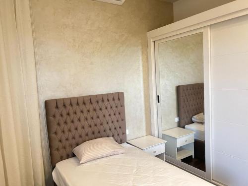 um quarto com uma cama e um espelho grande em Compound Hyde park em New cairo