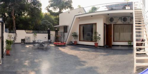 Balkón nebo terasa v ubytování Miyu-3 BHK Villa With Roof And Open Courtyard