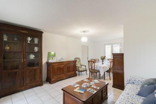 un salon avec un canapé et une table dans l'établissement Chez Maxou - 3 ēpis Jardin Clos-Garage, à Revel