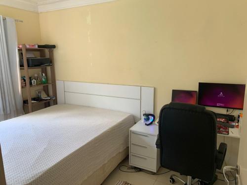 イリェウスにあるApartamentoのベッドと机と椅子のある寝室