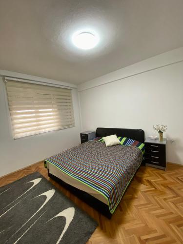 Un dormitorio con una cama en una habitación con ventana. en casa Felice, en Bitola