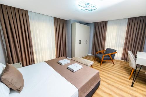 una habitación de hotel con una cama y una silla en Lux Apartment, en Estambul