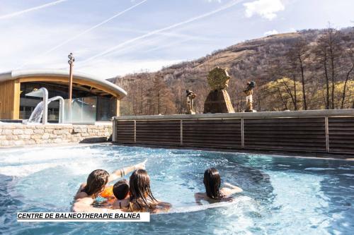 un groupe de personnes assises dans une piscine dans l'établissement Gîtes Bergeries de LAS COSTES insolites en forêt à Loudenvielle 4x4 et chaînes recommandés par temps de neige, à 2km des remontées mécaniques, à Loudenvielle