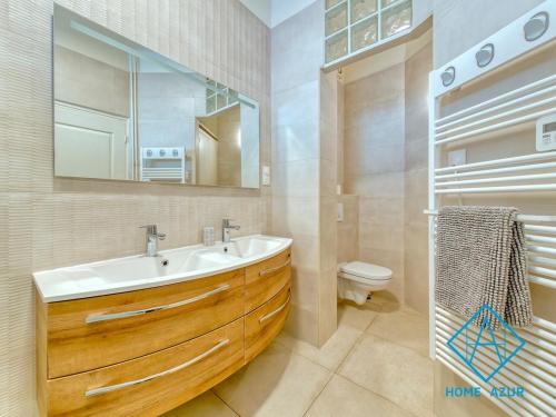 une salle de bain avec un lavabo, des toilettes et un miroir dans l'établissement Golden Square, à Nice